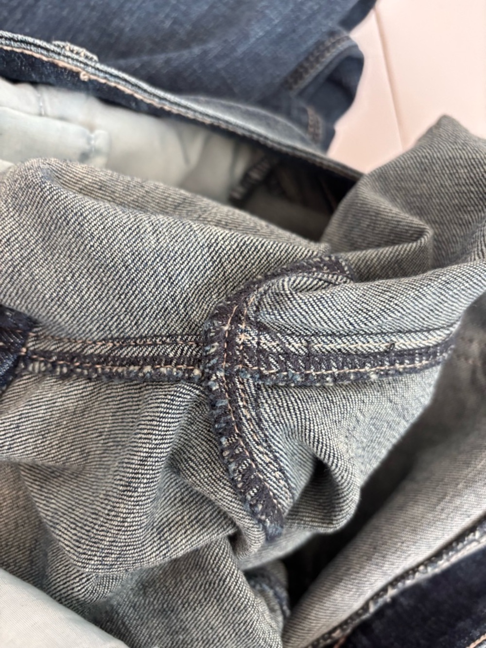White House Black Market Women's Skinny Jeans in Medium Blue Wash - Picture 9 of 9